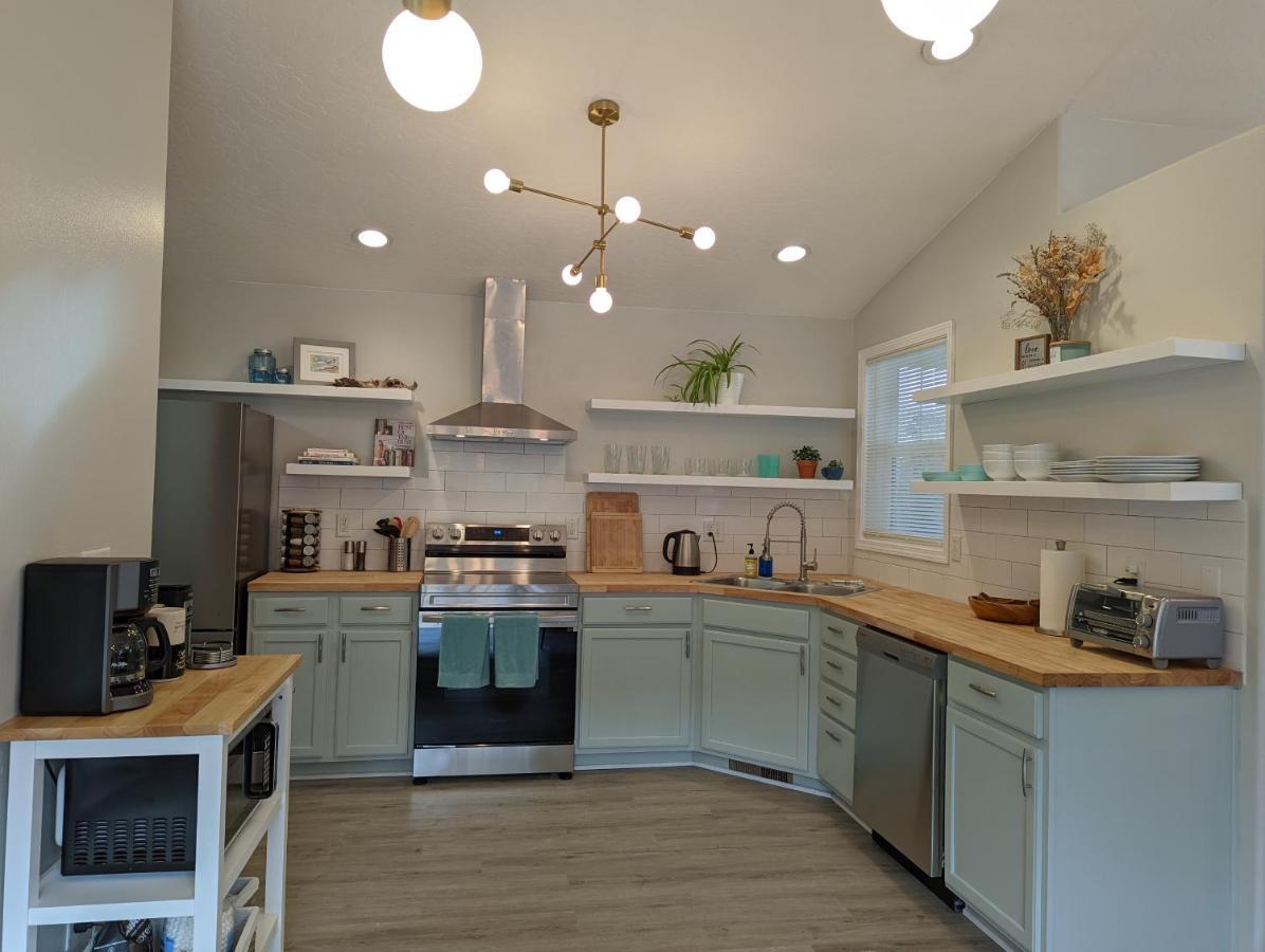 Contemporary 2-Bedroom Close To Downtown, Dining 유진 외부 사진