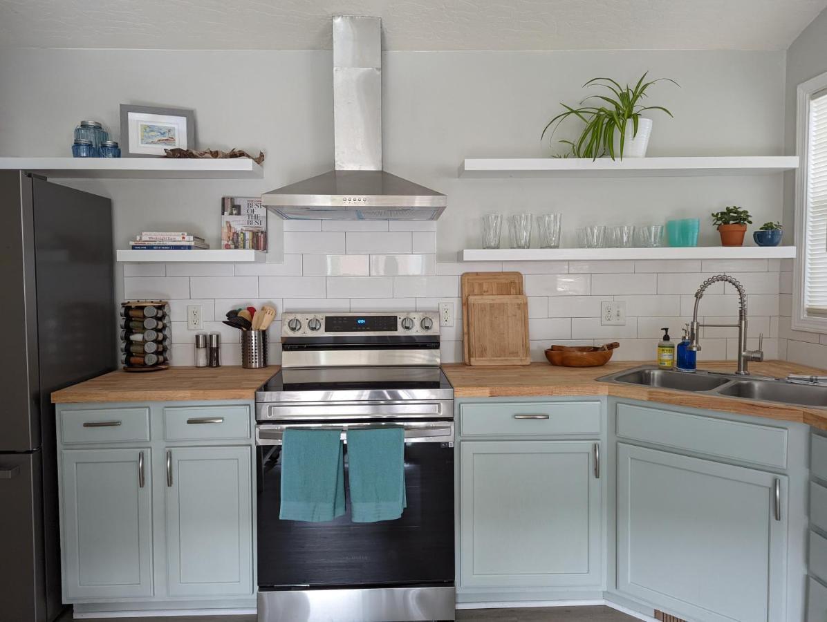 Contemporary 2-Bedroom Close To Downtown, Dining 유진 외부 사진