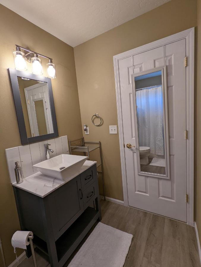 Contemporary 2-Bedroom Close To Downtown, Dining 유진 외부 사진