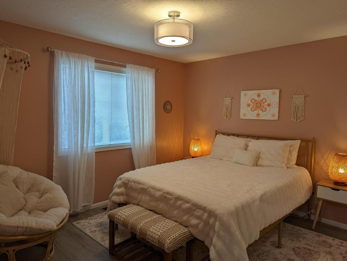 Contemporary 2-Bedroom Close To Downtown, Dining 유진 외부 사진