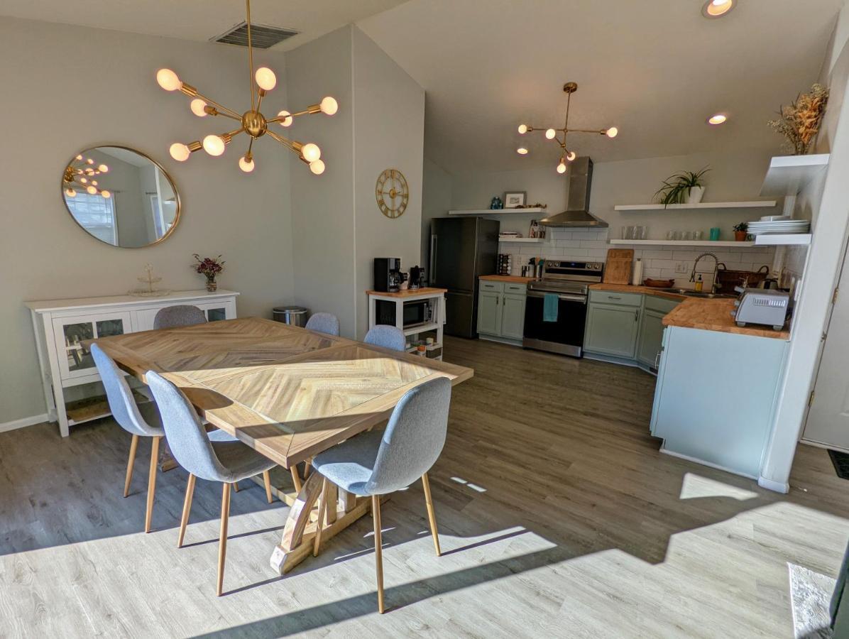 Contemporary 2-Bedroom Close To Downtown, Dining 유진 외부 사진
