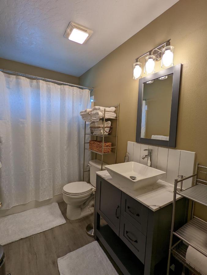 Contemporary 2-Bedroom Close To Downtown, Dining 유진 외부 사진